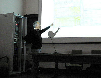 Carlo Mezzetti nella lezione in Aula Magna ad Ingegneria a Bologna. Carlo Mezzetti nella lezione in Aula Magna ad Ingegneria a Bologna.